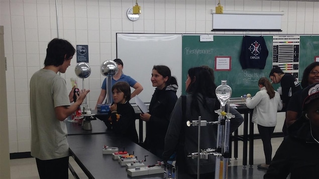 Visite des classes de laboratoire à l’École secondaire Père-Marquette lors des portes ouvertes