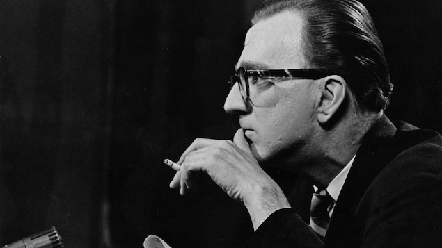 Le journaliste Carl Dubuc en studio, en 1963