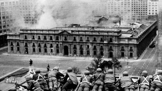 Des soldats sur un toit devant le palais La Moneda, à Santiago, pendant le coup d’État du 11 septembre 1973.
