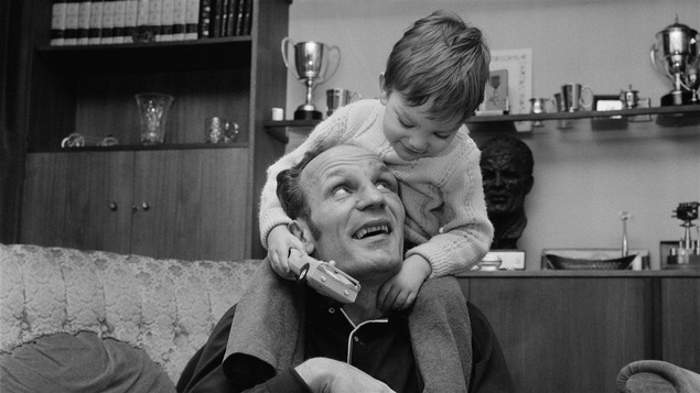 Le boxeur britannique Henry Cooper et son fils en mars 1970