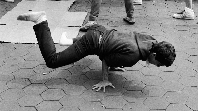 Un jeune homme adepte du breakdance en 1982