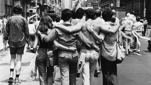 Une marche pour la défense des droits des gays à New York en 1975