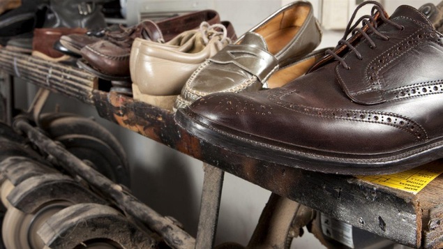 Des souliers en attente de se faire réparer.