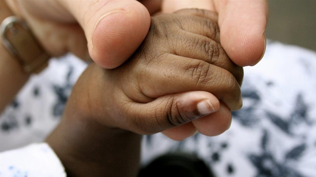 Les parents qui adoptent attendent souvent plusieurs années