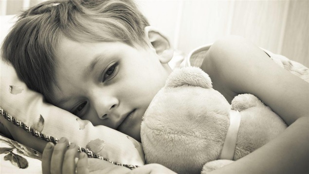 Les enfants adoptés qui ont été mal traités ont souvent des troubles de l’attachement.