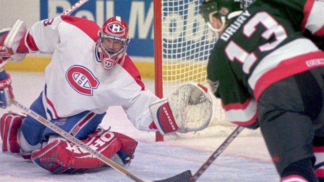 Patrick Roy sort la mitaine contre Ted Drury, en 1995.