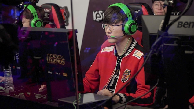Le joueur coréen de League of Legends Faker, derrière son clavier d'ordinateur, attend le début d'un match de saison de la Ligue coréenne.
