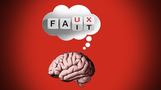 Un cerveau d’où émane un phylactère contenant quatre dés ou les lettres du mot « fait » se transforment en le mot « faux ».