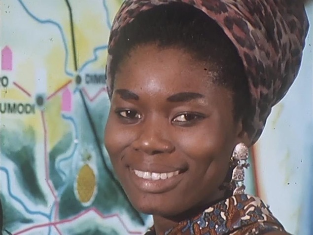 Hôtesse du pavillon de la Côte d'Ivoire souriant à la caméra Hôtesse du pavillon de la Côte d'Ivoire souriant à la caméra