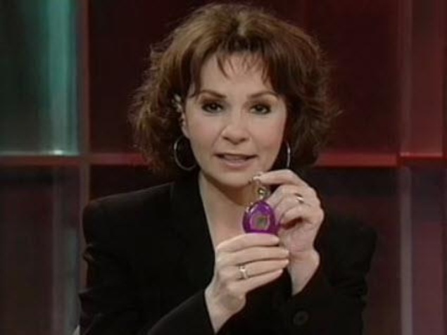 Christiane Charette montrant à la caméra un Tamagotchi entre ses mains Christiane Charette montrant à la caméra un Tamagotchi entre ses mains