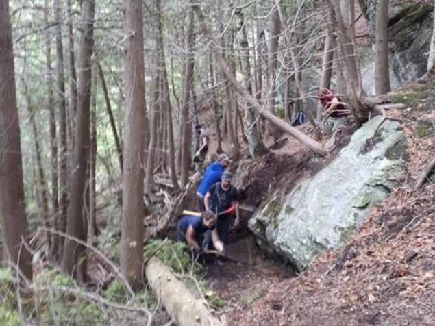 Des grimpeurs marchent dans les sentiers touffus de la Montagne. Des grimpeurs marchent dans les sentiers touffus de la Montagne.