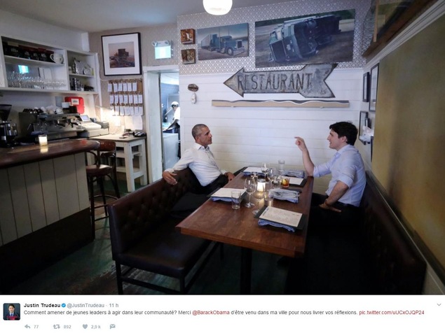 Le premier ministre Trudeau a tweeté ce moment en compagnie de Barack Obama dans un restaurant de Montréal.