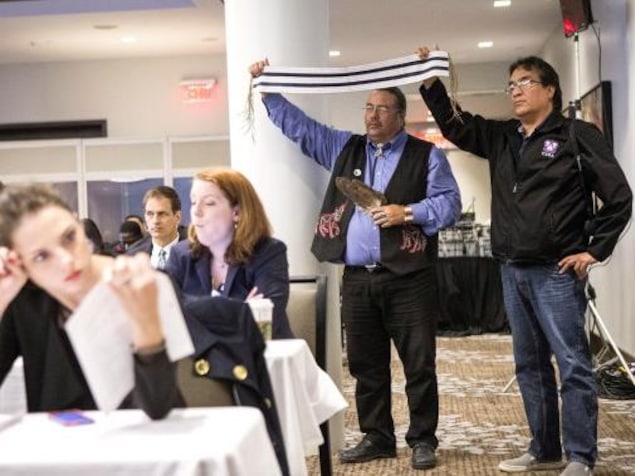 Des membres du Conseil de Bande de la première nation Chippewas de
Thames exposent un wampum à deux voies lors des audiences de l’Office
National de l’Énergie concernant la demande d’Enbridge de renverser le
flux de l’oléoduc 9B. Toronto, 2013. Des membres du Conseil de Bande de la première nation Chippewas de
Thames exposent un wampum à deux voies lors des audiences de l’Office
National de l’Énergie concernant la demande d’Enbridge de renverser le
flux de l’oléoduc 9B. Toronto, 2013.