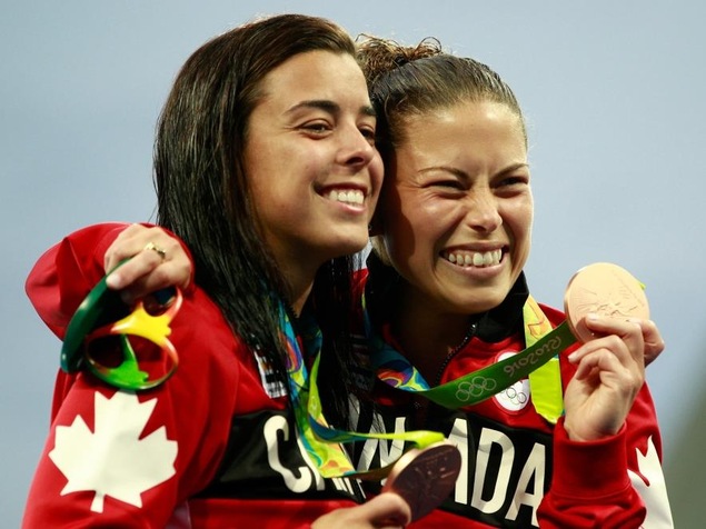 Meaghan Benfeito (gauche) et Roseline Filion célèbrent leur médaille de bronze. Meaghan Benfeito (gauche) et Roseline Filion célèbrent leur médaille de bronze.