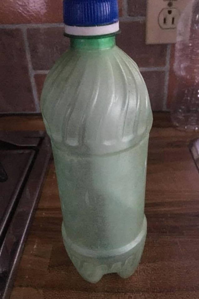 La bouteille de plastique trouvée par Nadine Touzel et les membres de sa famille. La bouteille de plastique trouvée par Nadine Touzel et les membres de sa famille.