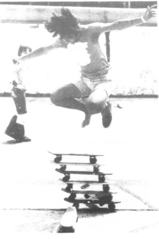 Une découpure de journal montre un jeune homme en train de faire un saut en planche à roulettes. Une découpure de journal montre un jeune homme en train de faire un saut en planche à roulettes.