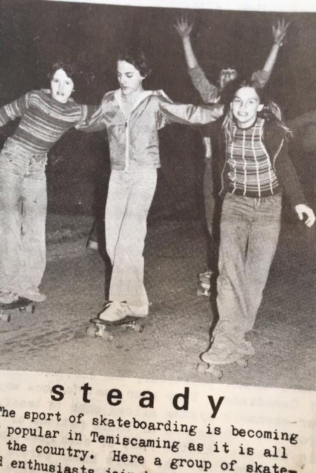 Une découpure de journal montre des adolescentes faisant de la planche à roulettes. Une découpure de journal montre des adolescentes faisant de la planche à roulettes.