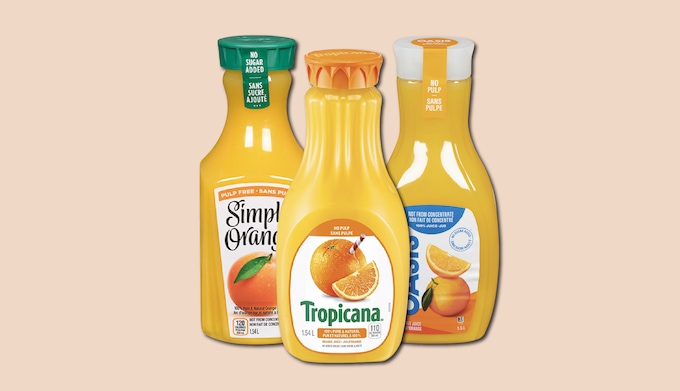 Trois bouteilles de jus d'orange de différentes marques.