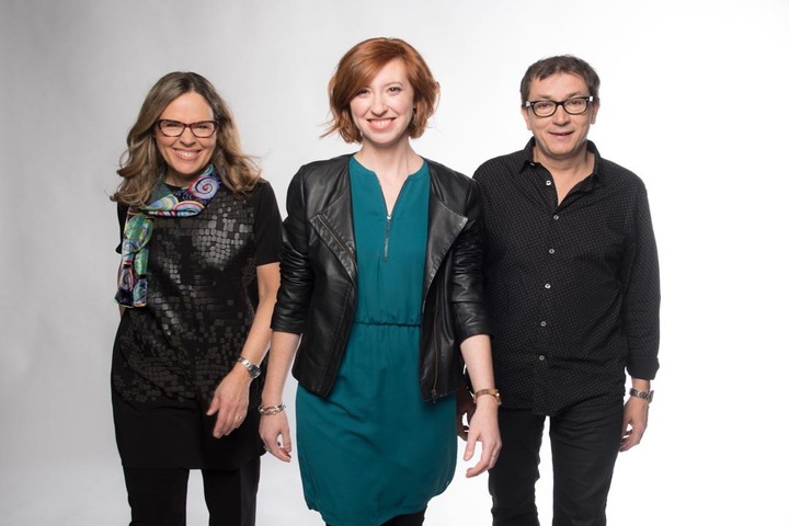 Mireille Langlois, Célyne Gagnon et Stéphane Gasc marchent vers le photographe en souriant.
