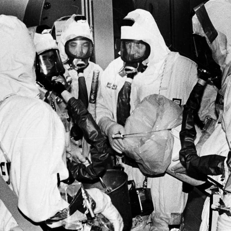 Photo en noir et blanc montrant des techniciens en combinaisons de sécurité à la centrale de Three Mile Island, le 1er octobre 1980. Photo en noir et blanc montrant des techniciens en combinaisons de sécurité à la centrale de Three Mile Island, le 1er octobre 1980.