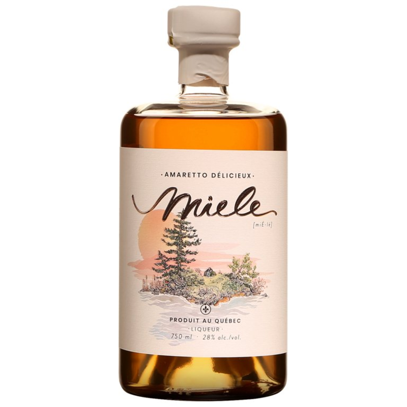 Bouteille courte et large avec liquide ambré et étiquette qui représente un paysage québécois au bord de l'eau. Bouteille courte et large avec liquide ambré et étiquette qui représente un paysage québécois au bord de l'eau.