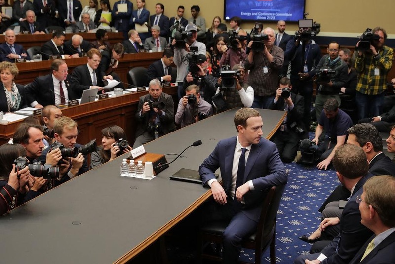 Mark Zuckerberg se prépare à témoigner devant le Comité de l'énergie et du commerce de la Chambre des représentants, au Capitole, à Washington, le 11 avril 2018.