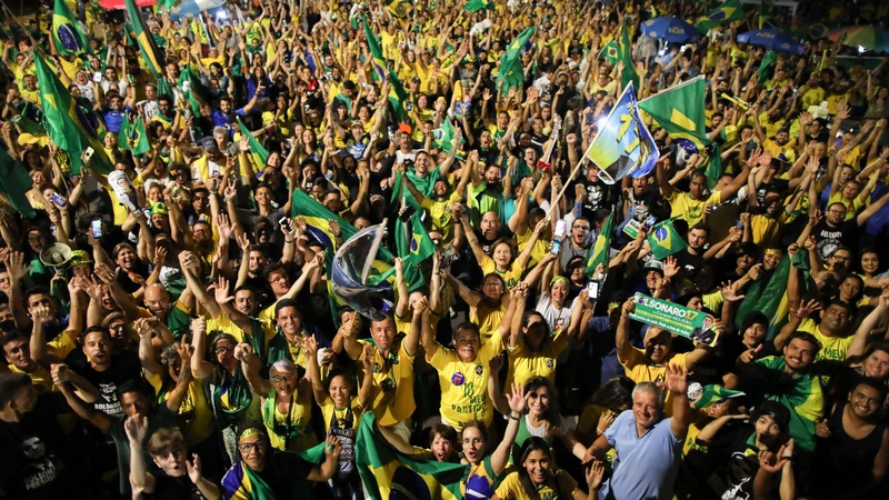 Des partisans de Jair Bolsonaro fêtent la victoire de leur candidat en agitant des drapeaux du Brésil, à Brasilia, le 28 octobre 2018.