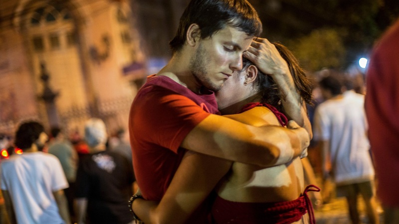 Un couple de partisans du candidat du Parti des travailleurs, Fernando Haddad, s'enlacent après l'annonce de la victoire de M. Bolsonaro, à Rio de Janeiro, le 28 octobre 2018.
