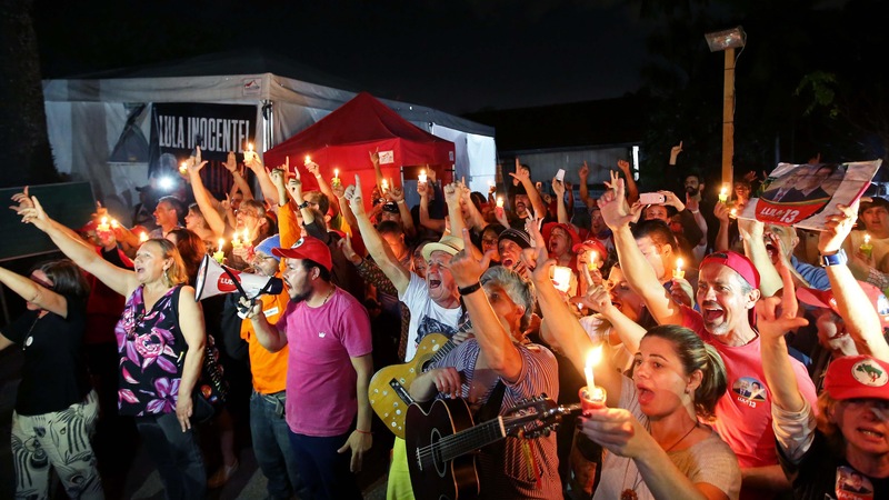 Des sympathisants de Lula Da Silva participent à une veillée aux chandelles devant le bureau de la police fédérale à Curitiba, au Brésil, le 31 août 2018.