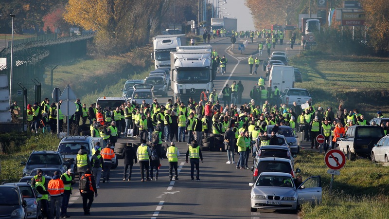Les gilets jaunes ont bloqué la route entre Paris et Bruxelles à Haulchin, en France, le 17 novembre 2018.