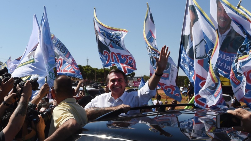Jair Bolsonaro salue la foule lors d'un rassemblement de campagne à Brasilia, le 5 septembre 2018.