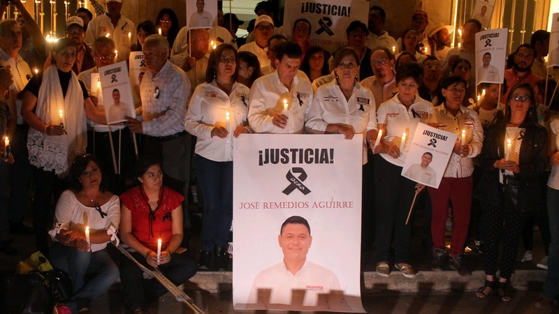 Des membres du Mouvement de régénération nationale (MORENA) tiennent une veillée aux chandelles face à l'hôtel de ville de Guanajato, le 11 mai 2018, après l'assassinat du candidat de leur parti à la mairie de Apaseo El Alto, José Remedios Aguirre.