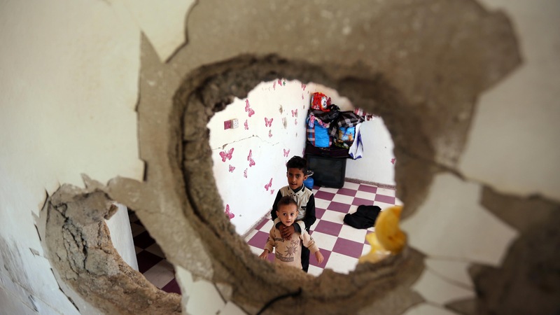 Des enfants yéménites dont la famille a été déplacée ont trouvé refuge dans une maison endommagée par les combats dans la ville de Taez. Photo prise le 30 septembre 2018.