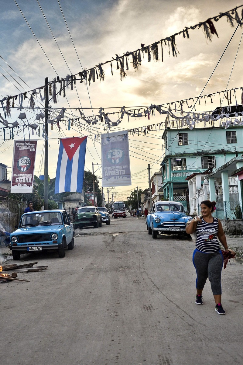 Une Cubaine prépare une caldoza, un plat typique cubain, dans une rue de La Havane, le 28 septembre 2018.