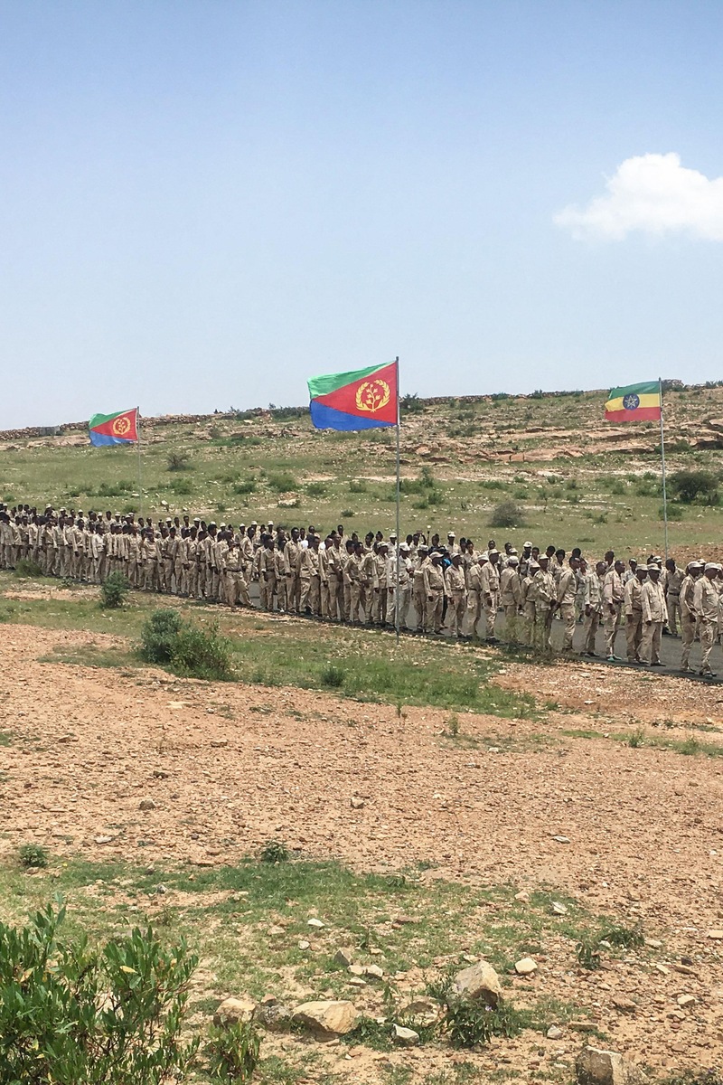 Des soldats érythréens attendent en ligne pour traverser la frontière vers l'Éthiopie, le 11 septembre 2018; deux points de passage terrestres viennent d'être réouverts pour la première fois en 20 ans à Serha, en Érythrée.