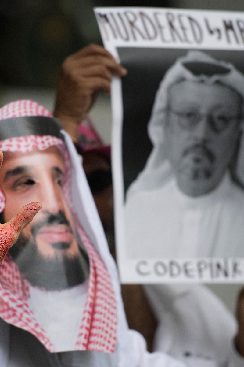 Un manifestant portant un masque du prince héritier saoudien soulève ses mains ensanglantées devant l'ambassade saoudienne à Washington, le 8 octobre 2018.