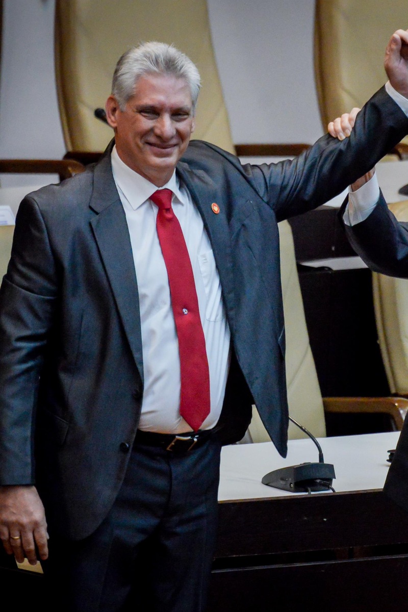 Raul Castro lève le bras du nouveau président élu, Miguel Diaz-Canel, à l'Assemblée nationale, le 19 avril 2018.