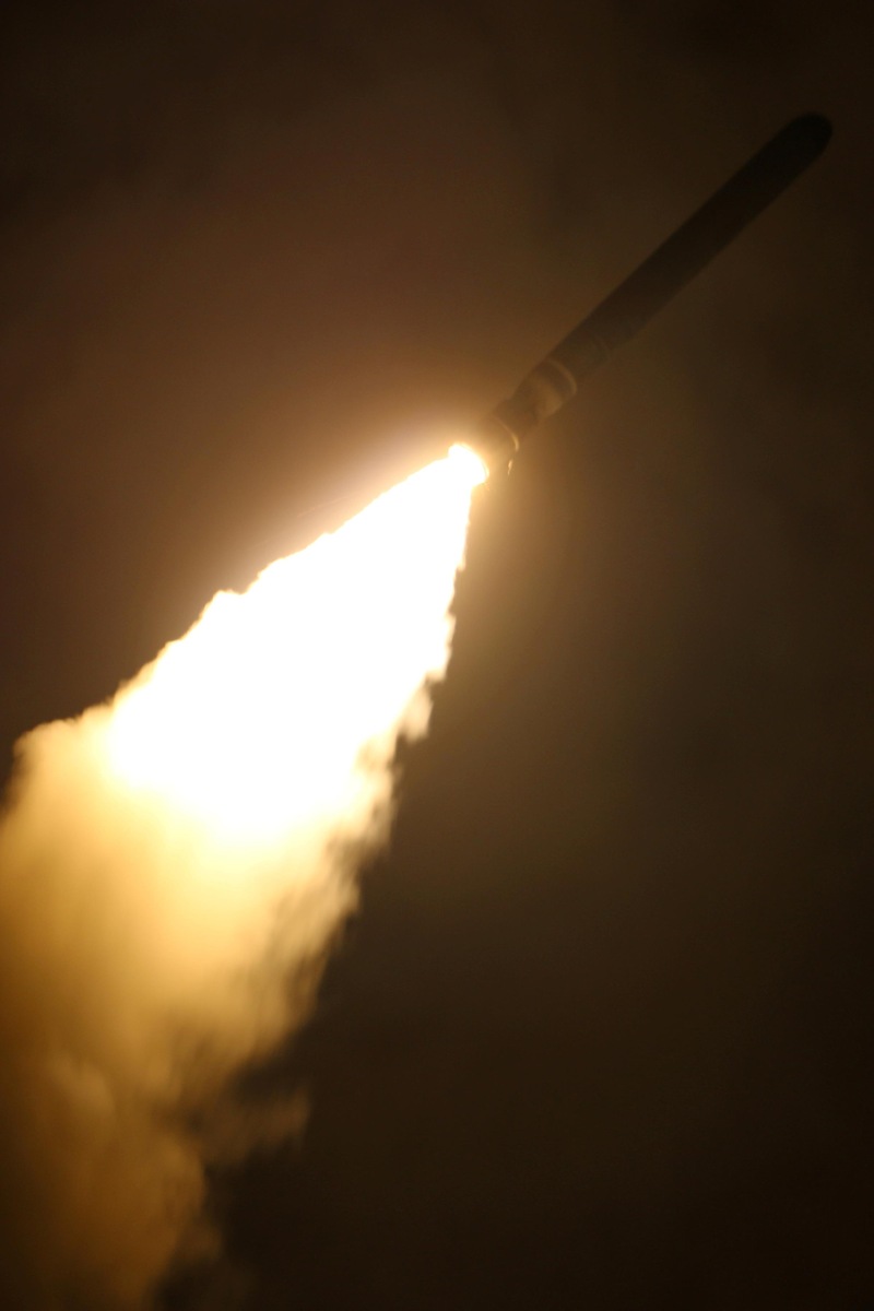 Le destroyer lance-missiles USS Laboon tire un missile Tomahawk d'attaque terrestre le 14 avril 2018.