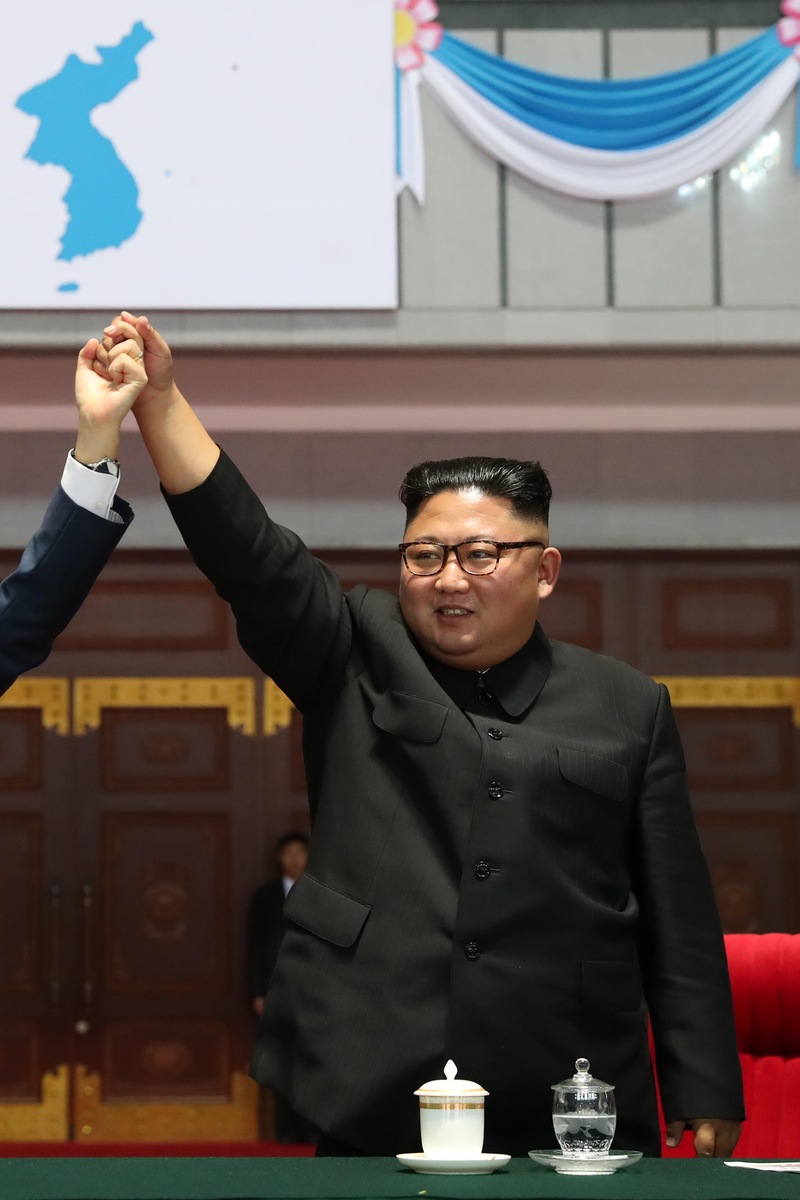 Kim Jong-un et Moon Jae-in regardent une prestation gymnastique et artistique dans un stade de Pyongyang en Corée du Nord, le 19 septembre 2018.