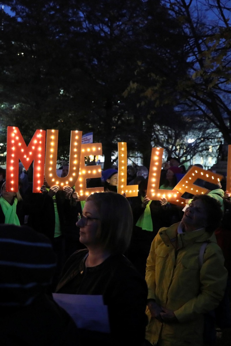 Des manifestants rasemblés devant la Maison-Blanche, le 8 novembre 2018, demandent au gouvernement américain de protéger l'enquête du procureur spécial Robert Mueller. Ils tiennent des lettres illuminées sur lesquelles est écrit : « Save Mueller » (Protégez Mueller).