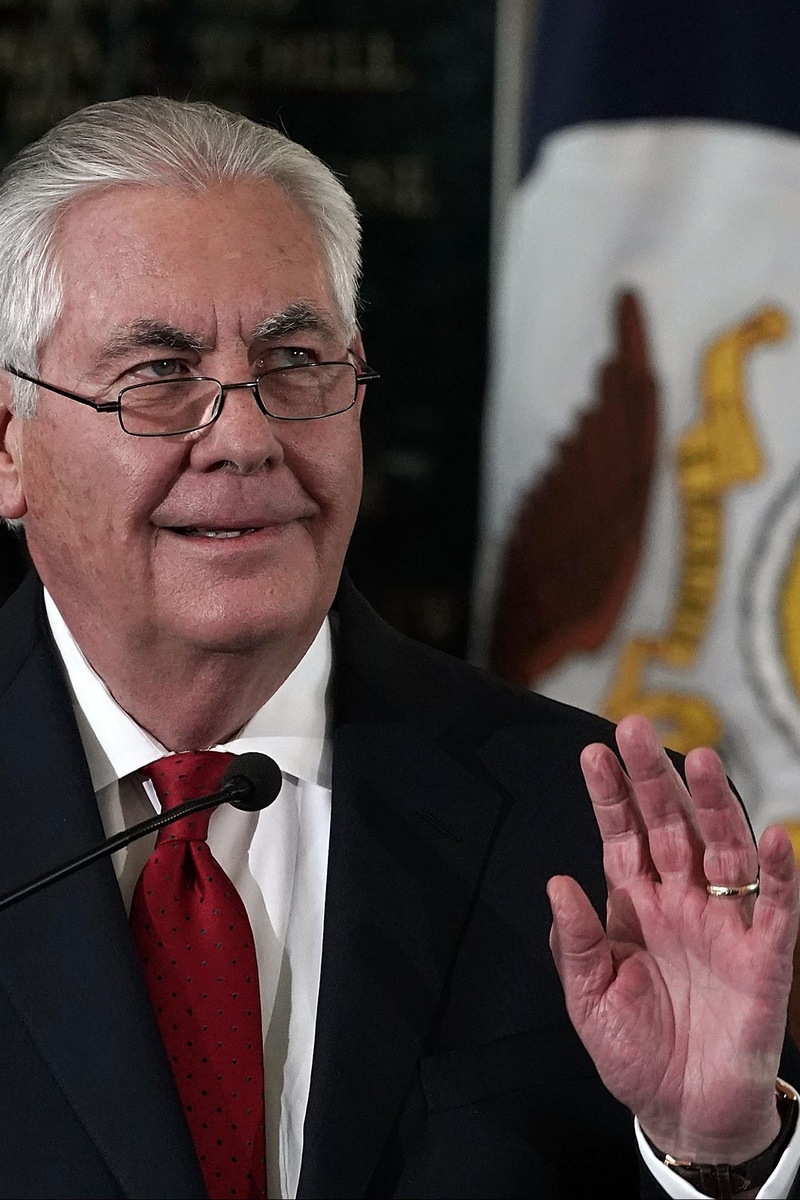 Rex Tillerson salue les employés du département d'État en levant la main avant de partir, le 22 mars 2018.