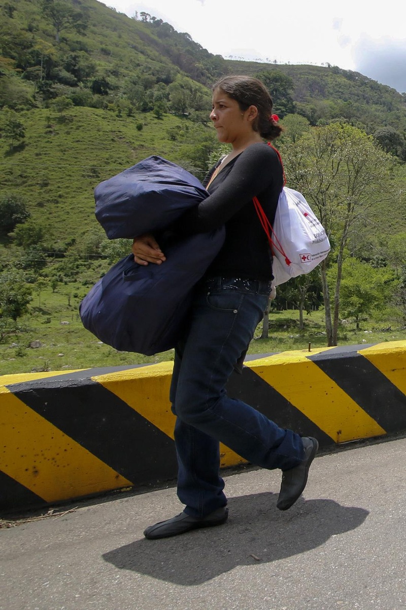Des migrants vénézuéliens marchent le long de la route qui va de Cucuta à Pamplona, dans le nord-est de la Colombie, à proximité de la frontière du Venezuela, le 15 septembre 2018.