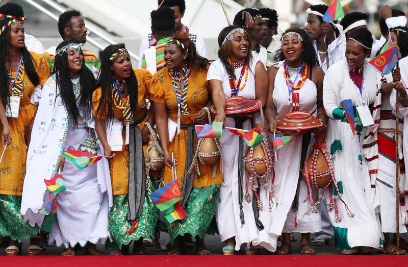 Des danceurs traditionnels éthiopiens ont donné un spectacle pour accueillir le président de l'Érythrée, Isaias Afwerki, à l'aéroport international Bole, à Addis Abeba, en Éthiopie, le 14 juillet 2018.