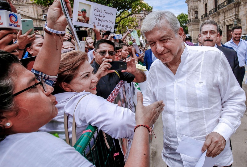 Andres Manuel Lopez Obrador salue la foule à son arrivée au palais du gouvernement de Jalisco, à Guadalajara, en vue d'une rencontre avec le gouverneur de l'État, Aristoteles Sandoval, le 18 septembre 2018.