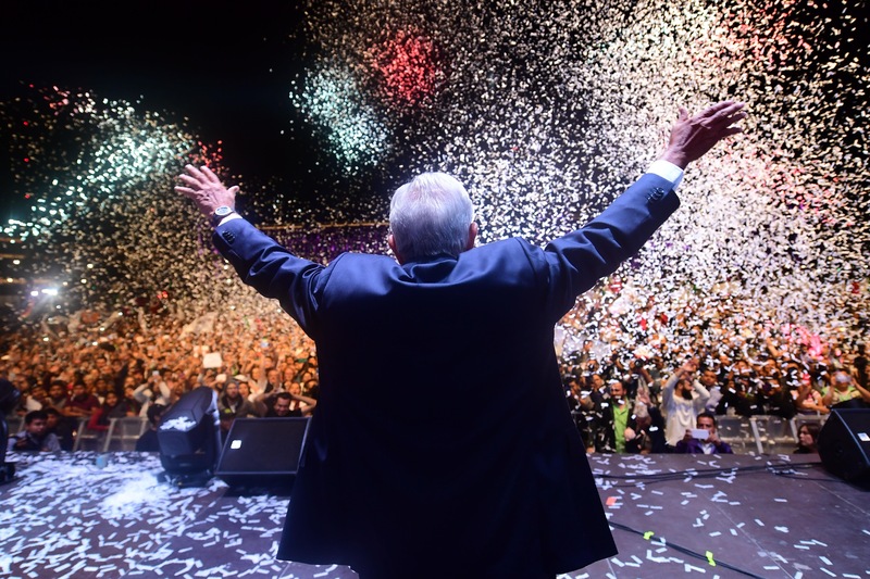 Andres Manuel Lopez Obrador salue ses partisans au square du Zocalo, à Mexico, après avoir remporté les élections, le 1er juillet 2018.