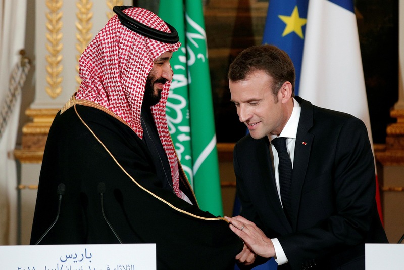 Le président français, Emmanuel Macron, serre la main au prince héritier de l'Arabie saoudite, Mohammed ben Salmane, lors d'une conférence de presse au palais de l'Élysée, à Paris, le 10 avril 2018.