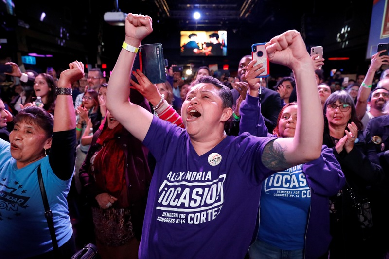 Des partisans de la candidate démocrate au Congrès Alexandria Ocasio-Cortez célèbrent sa victoire aux élections de mi-mandat, à New York, le 6 novembre 2018.