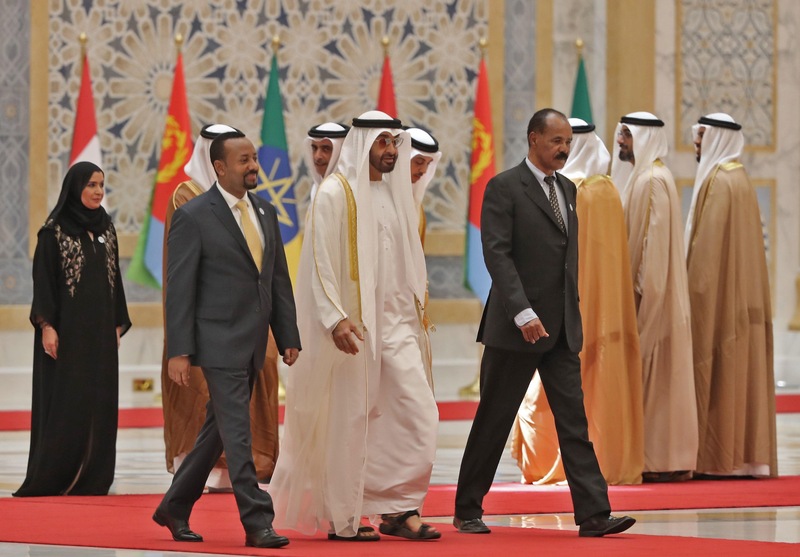 Le prince héritier d'Abou Dhabi, Sheikh Mohammed bin Zayed Al Nahyan, reçoit le premier ministre d'Éthiopie, Abiy Ahmed, et le président de l'Érythrée, Isaias Afwerki, au palais présidentiel dans la capitale des Émirats, Abu Dhabi, le 24 juillet 2018.