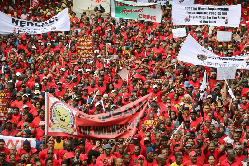 Des travailleurs syndiqués sud-africains participent à une manifestation nationale contre l'imposition par le gouvernement d'un salaire minimum qu'ils estiment trop bas à la ville du Cap, le 25 avril 2018.