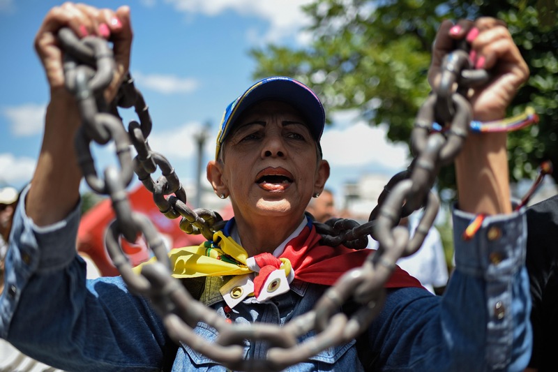 Une opposante au président Maduro tient des chaînes dans ses mains. Elle participait à une manifestation le 11 août 2018, à Caracas, en appui au député d'opposition Juan Requesens, qui a été accusé d'avoir été en contact avec un ancien militaire soupçonné d'avoir participé à l'attaque présumée contre le président.